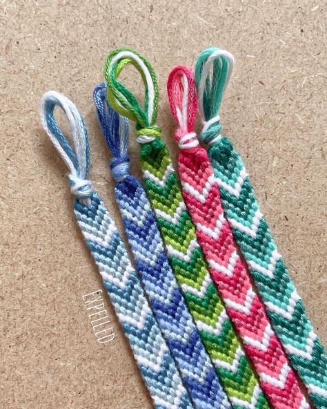 Cute Thread Bracelets Colors, Friendship Bracelets Chevron Pattern, String Bracelet Patterns Chevron, Friendship Bracelet Thread, Different Bracelets To Make, Bracelet Patterns Thread, Bracelet Inspo String, Friendship Bracelets With Words, Different Friendship Bracelet Patterns