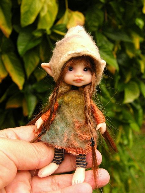 Cute fairy, pixie, by throughthemagicdoor Follow Link: https://www.etsy.com/listing/97285082/sweet-posable-pixie-fairy-fairie-ooak?utm_source=Pinterest&utm_medium=PageTools&utm_campaign=Share Fairy Art Dolls, Pixies Fairies, Clay Fairies, Baby Fairy, Garden Fairy, Fairies Elves, Fairy Magic, Clay Dolls, Fairy Angel