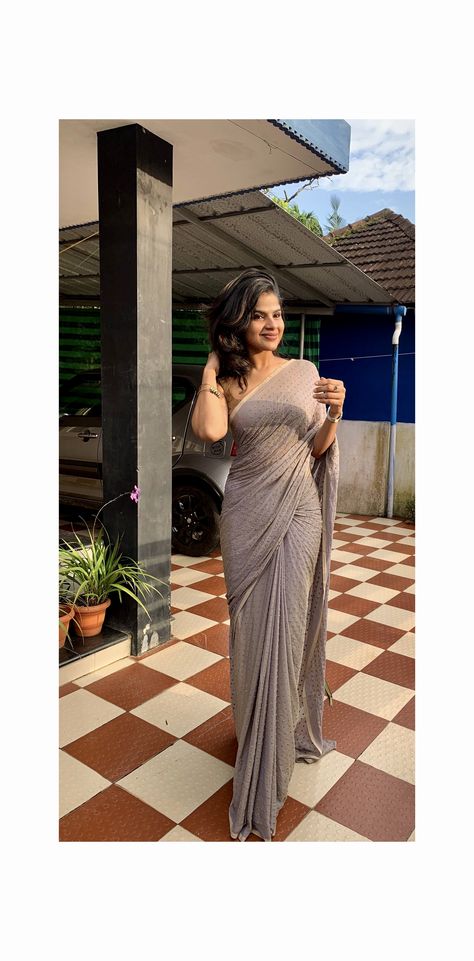 Shiffon Sarees Simple, Grey Saree Party Wear, Gray Saree Blouse Combination, Grey Saree Blouse Combination, Grey Saree Look, Shimmer Saree Blouse, Saree Styles For Farewell, Convocation Outfit, Christian Wedding Dress