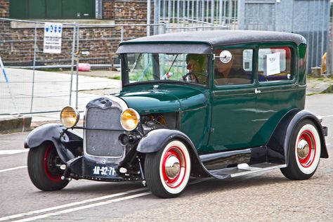 1929 Ford Model A Tudor Hot Rod - 103 inch wheelbase - 5735cc V-8 - curb weight 1200 kg Hot Rods Cars Muscle, Traditional Hot Rod, Classic Hot Rod, Weird Cars, Hot Rod Trucks, Old Race Cars, Ford Classic Cars, Hot Rod, Abandoned Cars