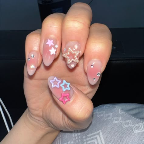 newjeans 뉴진스 minji phoning detail nail inspo icon 240624 Gelish Inspo, Gel Star Nails, Minji Phoning, Y2k Wardrobe, Nails Details, Idol Nails, Nail Goals, Minji Newjeans, Pinterest Nails