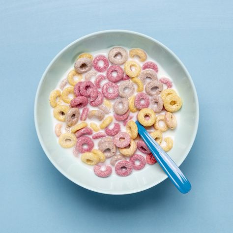 Colourful cereal in blue bowl and spoon | Free Photo #Freepik #freephoto #food Bowl Of Cereal Painting, Cereal Bowl Illustration, Cereal Bowl Aesthetic, Cereal Painting, Cereal Bowl Art, Cereal Aestethic, Cereal Photography, Cereals Photography, Catalina Crunch