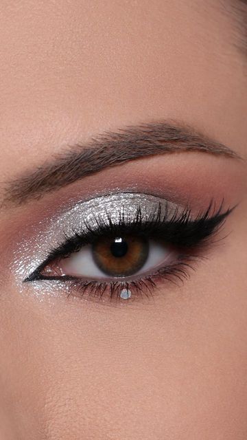 Sliver Makeup, Lavender Eyeshadow, Silver Eyeshadow Looks, Shine Eyeshadow, White Eye Makeup, Evening Eye Makeup, Silver Eye Makeup, Black Eye Makeup, Eye Makeup Images