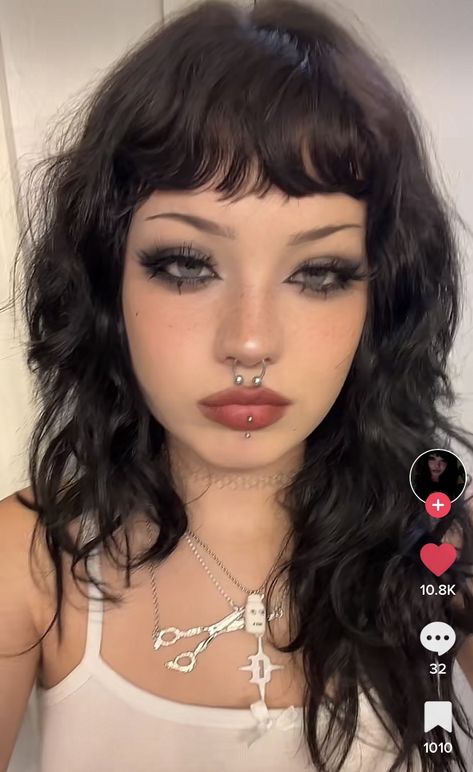 Eddy Make Up, Rock Star Girlfriend Makeup Tutorial, Full Face Make Up Ideas, Rock Star Girlfriend Aesthetic Makeup, Cutesy Goth Makeup, Dot Eyebrows Goth, Prom Makeup Alternative, Unapproachable Make Up, Y2k Black Eyeshadow