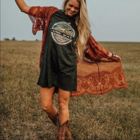 Curvy Western Outfits, Plus Size Country Outfits, Western Boots Outfit, Lace Duster, Urban Outfitters Tank Top, Cowgirl Boots Outfit, October Outfits, Black Sage, Boho Desert