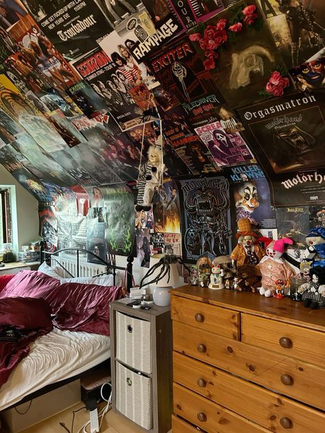 Rock Apartment Aesthetic, 80s Metal Bedroom, Heavy Metal Room Ideas, 80s Rock Bedroom Aesthetic, Vintage Rock Room Ideas, Heavy Metal Room Decor, 80s Metal Room, Grunge Rock Room, Rocker Room Aesthetic