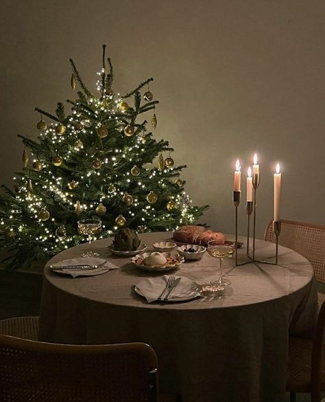 s. on Twitter: "Night before Christmas 🎄🍸 ✨ https://t.co/yHBnKtx9s8" / Twitter Christmas Table Setup, Christmas Tree Inspo, Night Before Christmas, Christmas Town, Christmas Feeling, Christmas Inspo, Christmas Table Settings, Table Setup, Merry Little Christmas