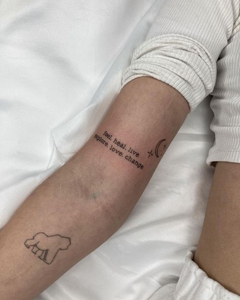 Tattoos About Healing, Love Change, Basic Tattoos, Tatoo Inspiration, Weird Tattoos, Healing Hands, Discreet Tattoos, Aesthetic Tattoo, Simplistic Tattoos