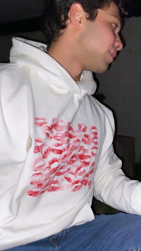 Lipstick Hoodie For Bf Diy, Kiss Sweatshirts For Bf, Kisses Hoodie For Boyfriend Diy, Presents For Your Boyfriend, Self Pictures, Creative Gifts For Boyfriend, Cute Couple Gifts, Boyfriend Diy, Red Shirt