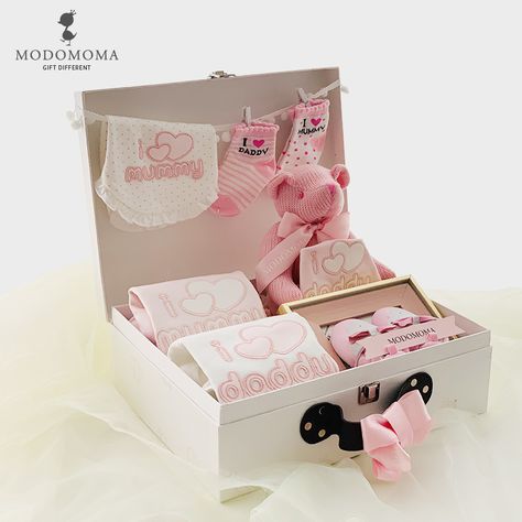 Clothes Box Packaging, New Born Gifts Packing Ideas, Newborn Present Ideas, Newborn Supplies, Baby Gift Box Packaging, Newborn Gift Box Ideas, Gift Box Newborn, Baby Gift Set Packaging, Baby Girl Gift Box