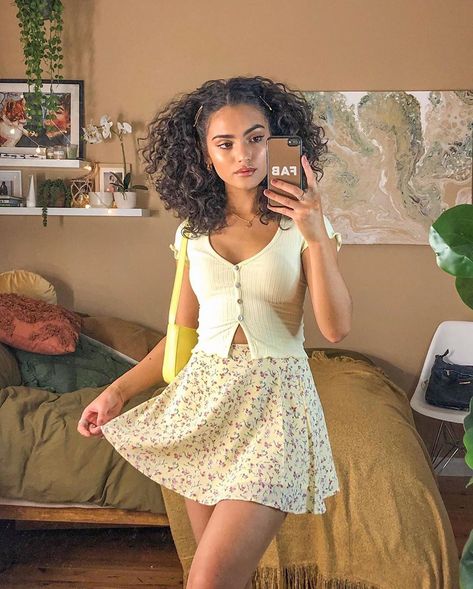 Yellow Spring Outfit, Floral Mini Skirt Outfit, Cute Mini Skirt Outfits, Floral Skirt Outfits, Rok Mini, Pleated Skirt Short, Floral Pleated Skirt, Flared Mini Skirt, High Waisted Pleated Skirt