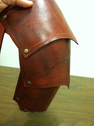 Every time I go to a Ren Faire I seem to come away with something that I need to make. After one trip I decided that I needed a leather pauldron. I would have loved... Diy Leather Armor, Diy Armour, Leather Pauldron, Larp Diy, Costume Chevalier, Armor Tutorial, Mode Steampunk, Viking Armor, Costume Armour