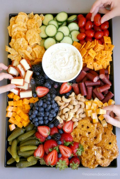 Summer Cheese Board, Birthday Snacks, Snack Platter, Charcuterie Inspiration, Party Food Platters, Charcuterie Recipes, Kids Party Food, Summer Snacks, Birthday Party Food