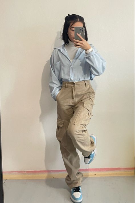 Ootd, outfit inspo, blue outfit, autumn outfit, beige cargo pants, white long sleeve t-shirt, air jordan 1, blue shirt Blue Beige White Outfit, Blue And Beige Outfit, Black Cargo Pants Outfit Women, Knit Shirt Outfit, Outfit With Cargo Pants, Outfit Konser, Black Cargo Pants Outfit, Air Jordan 1 Blue, Baby Blue Outfit