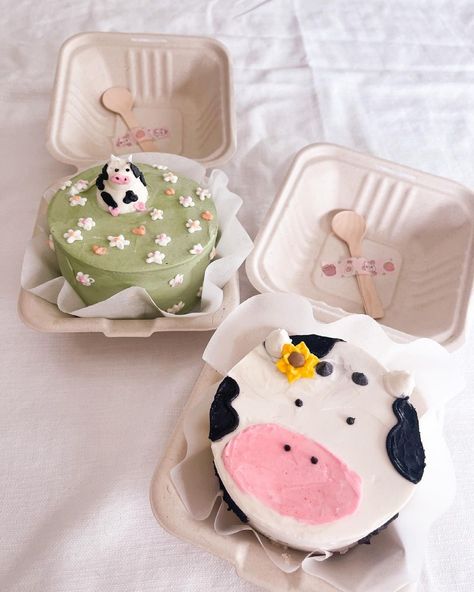 baking memories on Instagram: “I was a little nervous for this chubby cow. I tried my best, hope you all like 💕🐮 . . . . #cowcake #fridacake #bentocake #minimalistcake…” Spring Cake Designs, Piggy Cake, Cake Decorating Party, Cow Cake, Twin Birthday Cakes, Bike Cakes, Churro Cheesecake, Cow Cakes, Tiny Cakes