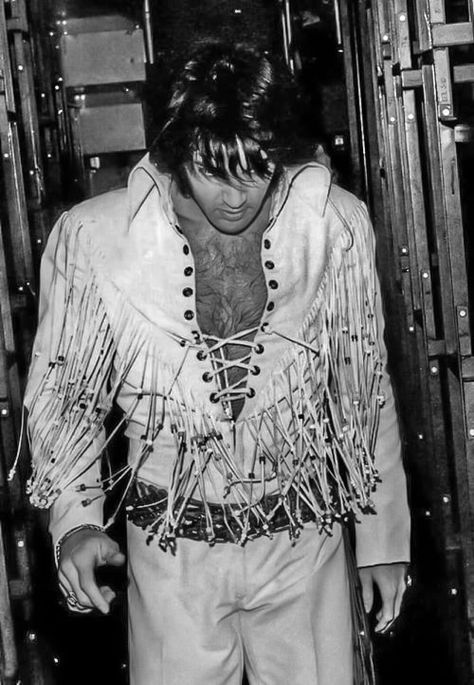 Elvis Love Me Tender, Elvis 70s, 70s Boys, Rare Elvis Photos, Elvis Presley Concerts, King Creole, Elvis Jumpsuits, Black In White, I Love Elvis