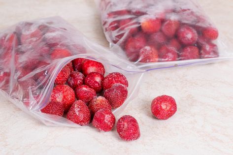 Freeze Fruit, Store Strawberries, Freeze Strawberries, Grilling Steaks, Freezing Strawberries, Food Canning, Strawberry Rhubarb Jam, Food Tutorials, Freezing Food