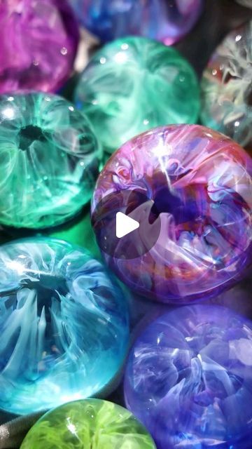 Alcohol Ink And Resin Tutorials, How To Use Alcohol Ink In Resin, How To Make Alcohol Ink, Resin Sphere Ideas, Alcohol Ink Ideas Tutorials, Resin Craft Ideas, Bored Crafts, Alcohol Ink Resin, Steve Mcdonald