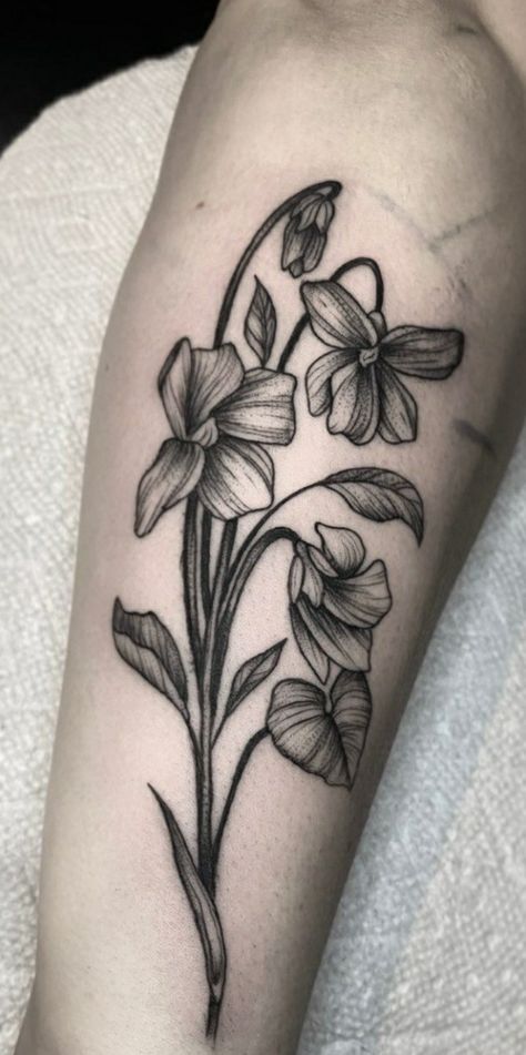 Black and white violet tattoo Americana Tattoo Black And White, Blue Violet Tattoo Black And White, Violet Flower Tattoo Men, Black Violet Tattoo, Violet Back Tattoo, Violate Flower Tattoo, Violets And Roses Tattoo, Sweet Violet Tattoo, White Violet Tattoo