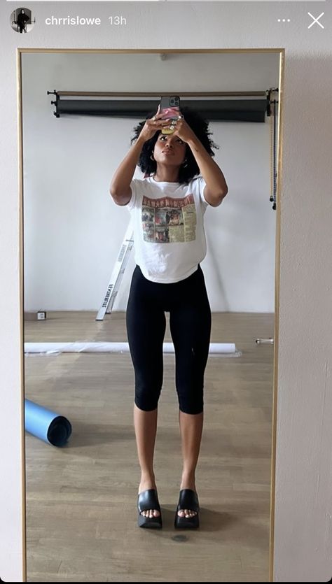 Knee Length Leggings Outfit, Kendra Bailey Outfits, Capris Outfit 2023, Legging Capri Outfits, Fall Capris Outfits, Capri Pants 2024, Capri Leggings Outfit Summer, Capri Pants Outfits Casual, Styling Capris