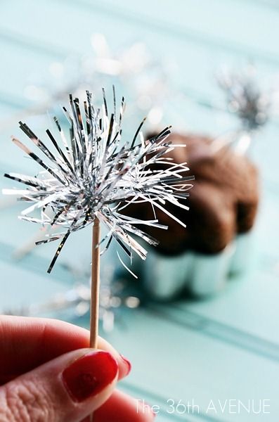 DIY Tinsel Sparklers Toppers Tutorial...so easy, cute and super inexpensive! Diy Tinsel, Diy Natal, New Years Eve Day, New Year Diy, Photos Booth, New Year's Eve Celebrations, Nye Party, בר מצווה, New Years Decorations