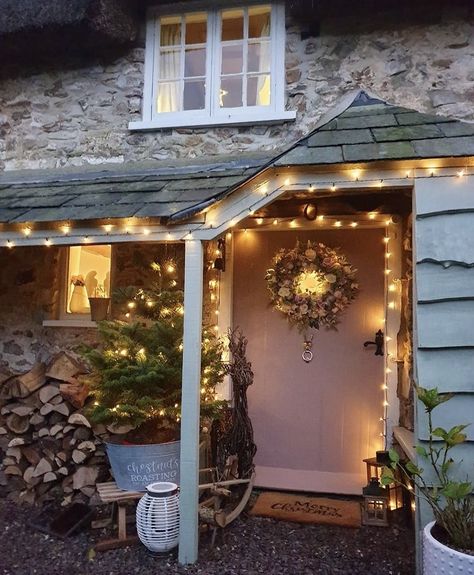 English Cottage Christmas, Cabin Porches, Countryside Garden, English Country Cottages, Cute Cottages, Exterior Christmas, Hawaiian Homes, English Country Cottage, Country Cottages