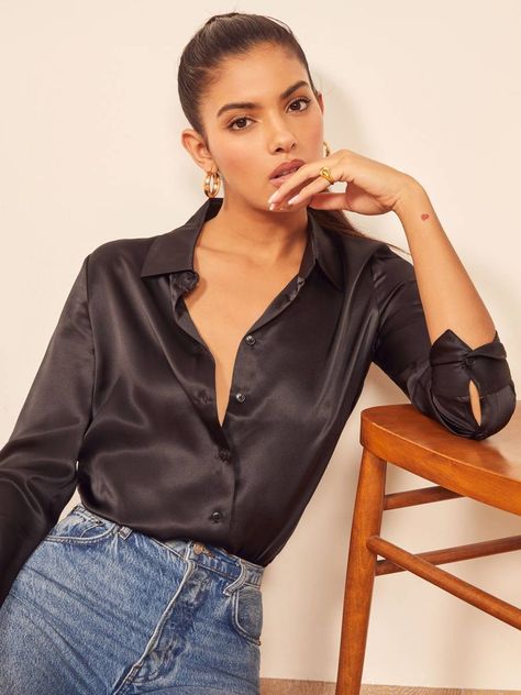 If You're Going to a Restaurant, Here Are 13 Stylish Outfits | Who What Wear UK Satin Shirt Outfit Ideas, Black Satin Shirt Outfit, Silk Top Outfit, Satijnen Blouses, Satin Shirt Outfit, Silk Shirt Outfit, Satin Blouse Outfit, Black Satin Shirt, Shirt Outfit Ideas