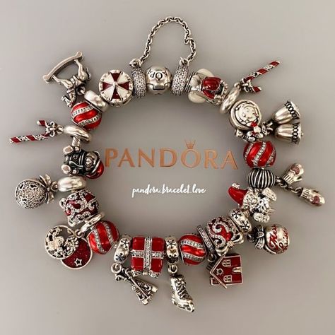 Pandora Christmas Charms, Pandora Christmas, Pandora Jewelry Box, Pandora Bracelet Charms Ideas, Pandora Bracelet Designs, Pandora Bangle, Diy Charm Bracelet, Christmas Bracelet, Pandora Bracelet Charms