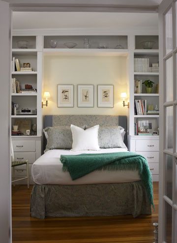 Love the built-ins around the bed.  Definitely makes great use of the small space! Reka Bentuk Bilik Tidur, Built In Bookshelves, Decor Ikea, Small Bedroom Designs, Bilik Tidur, Traditional Bedroom, Trendy Bedroom, घर की सजावट, Spare Room