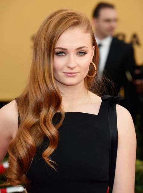 Sophie Turner (Sansa Stark) Sophia Turner, Black Lovers, Hair Evolution, Hair Blond, Bright Red Hair, Jordyn Jones, Long Red Hair, Sansa Stark, Sophie Turner