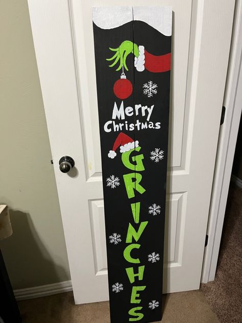 Grinch Door Leaner, Grinch Pallet Ideas, Door Leaner Signs Diy, Grinch Porch Leaner, Christmas Leaners, Diy Grinch Crafts, Grinch Signs Wooden Diy, Christmas Boards Signs, Grinch Porch Sign