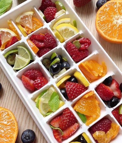 Fruit Ice Cubes Fruit And Herb Ice Cubes, Party Ice Cubes, Berry Ice Cubes, Ice With Fruit Inside, Citrus Ice Cubes, Fruit In Ice Cubes, Ice Ideas For Drinks, Strawberry Ice Cubes, Ice Cubes With Fruit