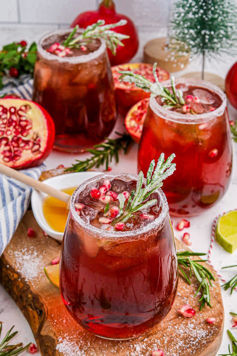 This SPARKLING WINE POMEGRANATE COCKTAIL is perfect for the holiday parties and feast. A fizzy, refreshing drink made with champagne or Prosecco, pomegranate juice and honey. Holiday Prosecco Drinks, Pomegranate Prosecco Punch, Pomegranate Prosecco Cocktail, Spiced Pomegranate Cocktail, Prosecco Pomegranate Cocktails, Pomegranate Drinks Cocktails, Holiday Champagne Cocktails, Pomegranate Holiday Cocktails, Pomegranate Champagne Cocktail