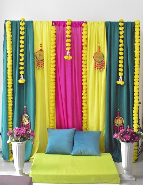 Simple Mehendi Backdrop, Mehndi Decoration Ideas At Home, Mehndi Backdrop, Shadi Decoration, Pelli Decoration, Haldi Backdrop, Sangeet Ideas, Decoration Haldi, Mehndi Decoration Ideas