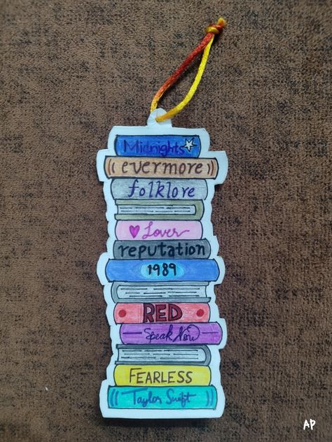 Gifts Inspired By Taylor Swift, Taylor Swift Book Mark Diy, Presents For A Swiftie, Taylor Swift Inspired Bookmarks, Taylor Swift Inspired Presents, Homemade Taylor Swift Gifts, Presents For Swifties, Taylor Swift Diy Crafts Ideas, Taylor Swift Bookmarks Diy