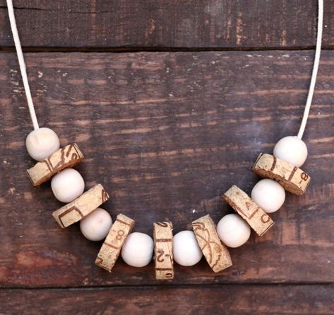 Turn your old wine corks into an easy-to-pair statement necklace Wine Cork Jewelry, Wine Cork Crafts Christmas, Cork Crafts Christmas, Wine Cork Diy Crafts, Cork Necklace, Cork Crafts Diy, Wine Cork Diy, Cork Jewelry, Bottle Cap Art