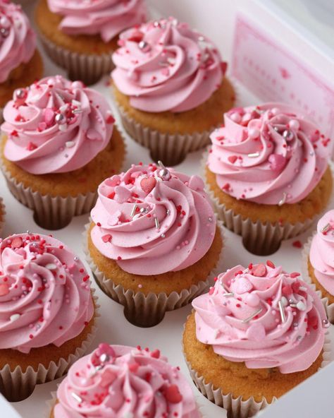 Pink Cupcakes Recipe, Pink Sprinkle Cupcakes, Cupcakes Decoration Sprinkles, Pink Cupcakes With Sprinkles, Pink Icing Cupcakes, Cupcake Designs Birthday, Pink Cupcakes Aesthetic, Pink Cupcake Ideas, Preppy Cupcakes