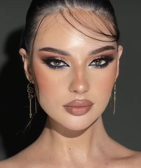 Prom Makeup Navy Blue, Wedding Makeup Looks For Brown Eyes, Night Makeup Brown Eyes, Graduation Eye Makeup, Fall Makeup 2023, Dark Blue Makeup Looks, Arabic Makeup Looks, Liner Makeup Looks, Makeup Looks For Graduation