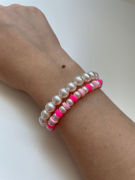 Barbie Bracelet Beads, Pearl And Clay Bead Bracelet, Barbie Clay Bead Bracelet, Barbie Bracelet Ideas, Friends Bracelet, Bracelet Business, Pink Beaded Bracelets, Preppy Bracelets, Clay Bead Bracelet