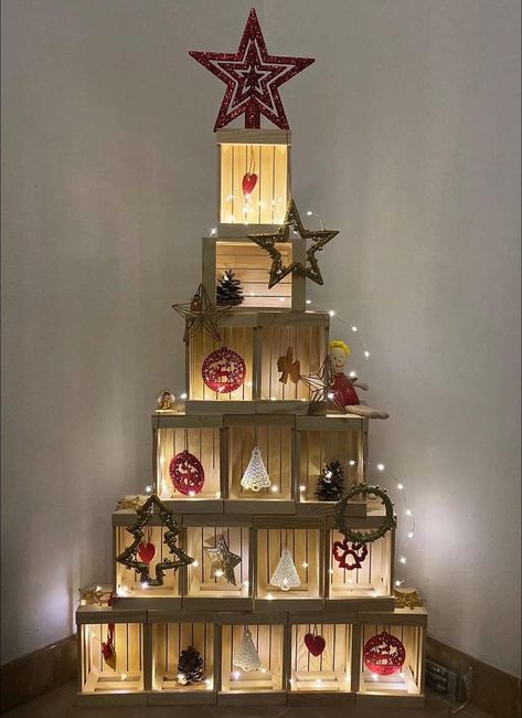 Decorating Ideas For Apartments, Christmas Stall Ideas, Crate Crafts, Decor Ideas For Apartments, Christmas Booth, Ideas For Apartments, Purple Christmas Tree, Live Christmas Trees, Snowy Christmas Tree