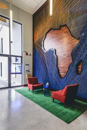 There's nothing like string art on walls that let the attention going. #CreativeWallFinishes Facebook Office, فن الرسم بالمسامير, Cool Office Space, String Wall Art, Office Lobby, String Art Patterns, String Art Diy, Office Walls, Office Interior Design