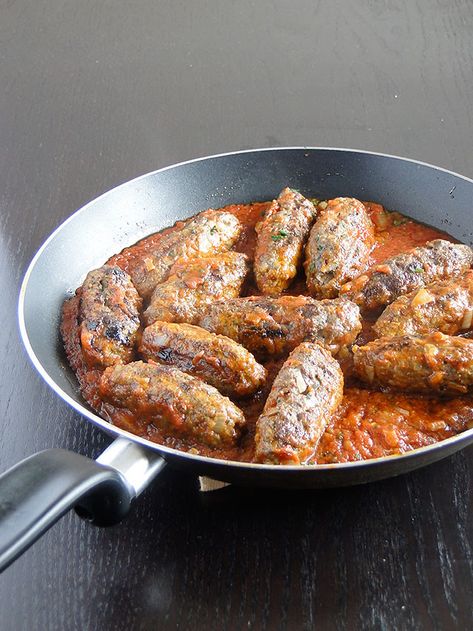 Greek meat sausages with tomato sauce - Soutzoukakia Smyrneika Greek Sausage, Greek Meat, Tomatoe Sauce, Eat Greek, Greek Meatballs, Macedonian Food, Greek Cooking, Homemade Tomato Sauce, Homemade Sausage