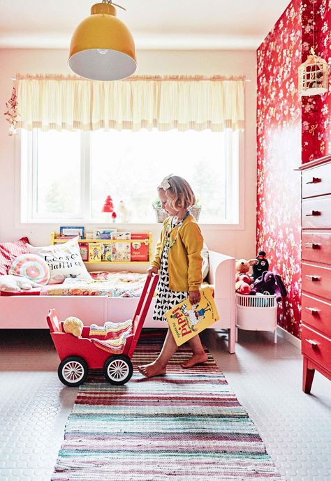 Girls' Rooms with Red Accents - by Kids Interiors Girls Bedroom Red, Red Kids Rooms, Red Accent Wall, Red Bedroom, Kids Room Inspiration, Bedroom Decorating Ideas, Bedroom Red, Red Rooms, Kids Interior