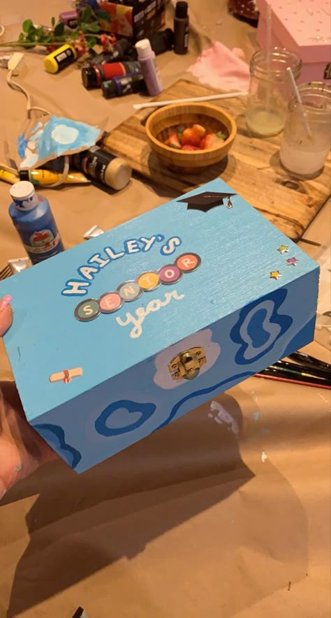 Best Friend Memory Box Ideas, Middle School Memory Box Ideas Diy, Senior Boxes High Schools, High School Shoe Box Memories, Shoe Box Painting Ideas Aesthetic, Senior Year Memory Box Ideas Diy, Memory Box Design Ideas, College Memory Box Ideas, What To Put In A Memory Box Ideas