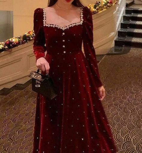 Velvet Dress Designs Gowns, Latest Velvet Dresses, Velvet Dress Long, Velvet Dress Designs, Pakistani Fancy Dresses, Velvet Dresses, Velvet Clothes, Pakistani Dresses Casual, Elegant Dresses Classy