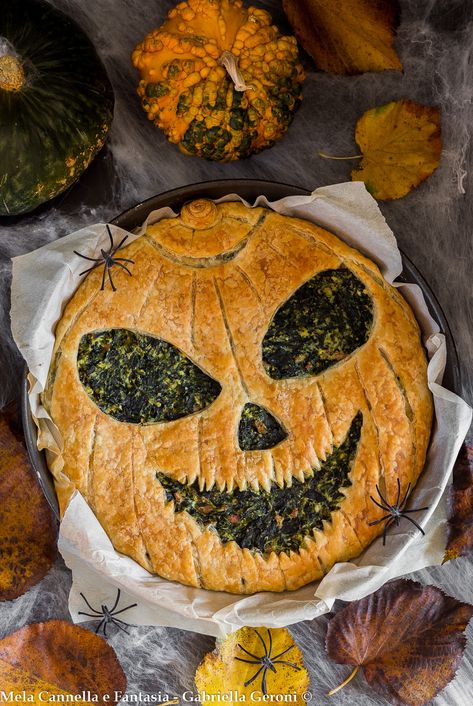 torta salata di Halloween con ricotta spinaci e mortadella Halloween Quiche, Aperitivo Halloween, Halloween Salat, Halloween Cibo, Halloween Buffet Food, Torte Halloween, Cibo Halloween, Cena Halloween, Buffet Halloween