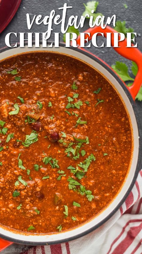 This Vegetarian Chili Recipe is a delicious vegan spin on your favorite chili recipe. Full of healthy ingredients, this is a great recipe that even meat eaters will love! Meatless Chili Recipe, Vegan Chilli Recipe, Recipe With Zucchini, Chili Vegetarian, Tofu Chili, Meatless Chili, Vegan Chili Recipe, Favorite Chili Recipe, Vegetarian Chili Recipe