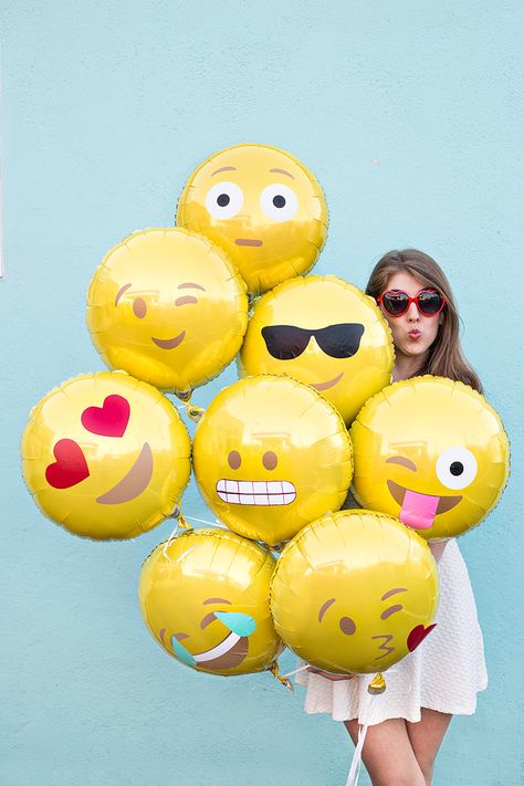 DIY Emoji Balloons Emoji Balloon, Party Emoji, Emoji Craft, Emoji Party, Studio Diy, Diy Party, Party Time, Party Planning, Birthday Decorations