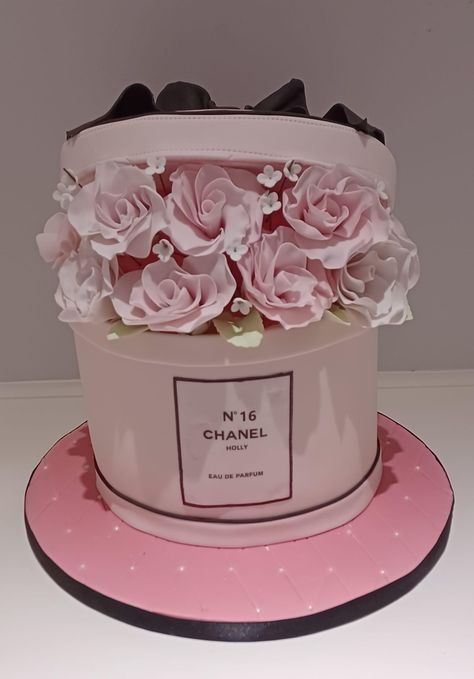 16th Birthday Cake Ideas, Fun Cake Ideas, 50th Birthday Cake Images, Hat Box Cake, Chanel Birthday Cake, Sweet 16 Cupcakes, Sonic Birthday Cake, Chanel Birthday Party, 16th Birthday Cake