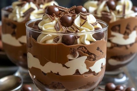 Mini Baileys Chocolate Cheesecake Trifles, Baileys Chocolate Pudding, Trifle With Chocolate Cake, Bailey Trifle Recipe, Baileys Trifle Desserts, Bailey Chocolate Cheesecake Trifle, Bailey’s Chocolate Cheesecake Trifle, Bailey’s Chocolate Cheesecake Truffle, Baileys Cheesecake Trifle